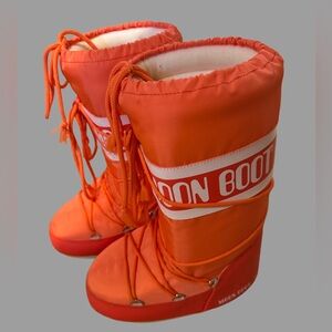 Moon Boots Icon size 35/38 fits US women’s 4.5-7